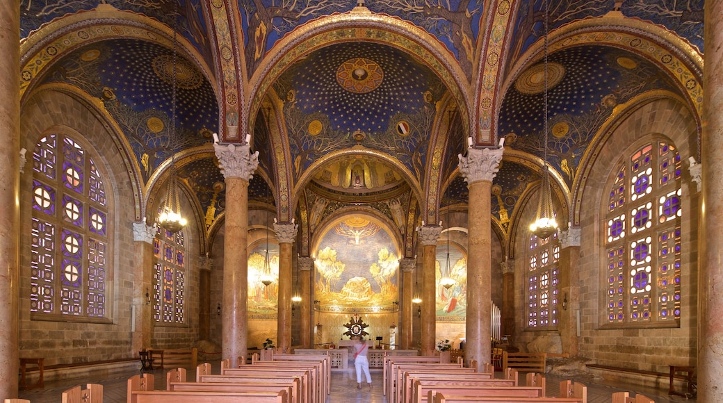 Iglesia de Todas las Naciones ofreciendo elementos patrimoniales, vista interna y un mezquita