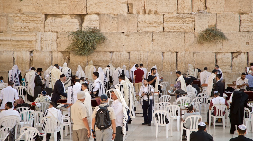 Klagemauer das einen Geschichtliches und religiöse Elemente sowie kleine Menschengruppe