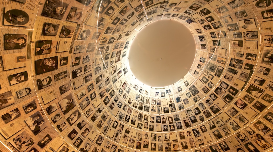 Mémorial de Yad Vashem montrant vues intérieures