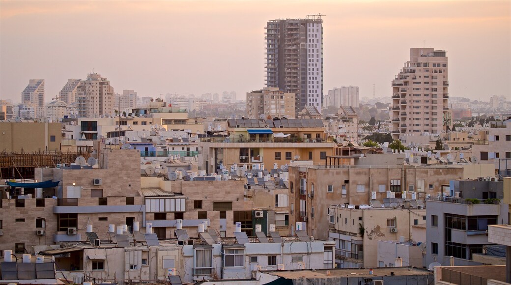 Tel Aviv toont een zonsondergang, landschappen en een stad