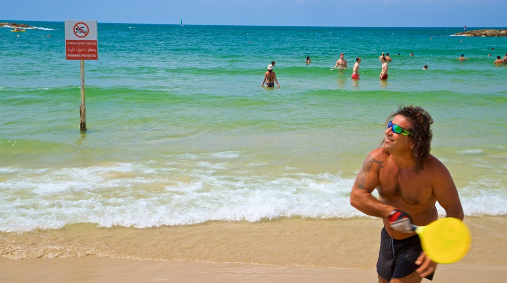 Tel Aviv et environs montrant vues littorales et plage de sable aussi bien que homme