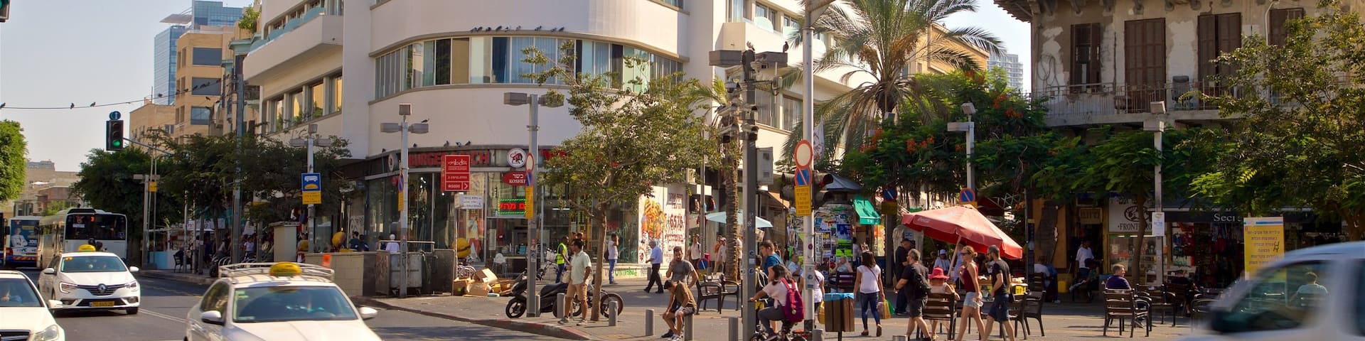 Tel Aviv mit einem StraĂenszenen sowie kleine Menschengruppe