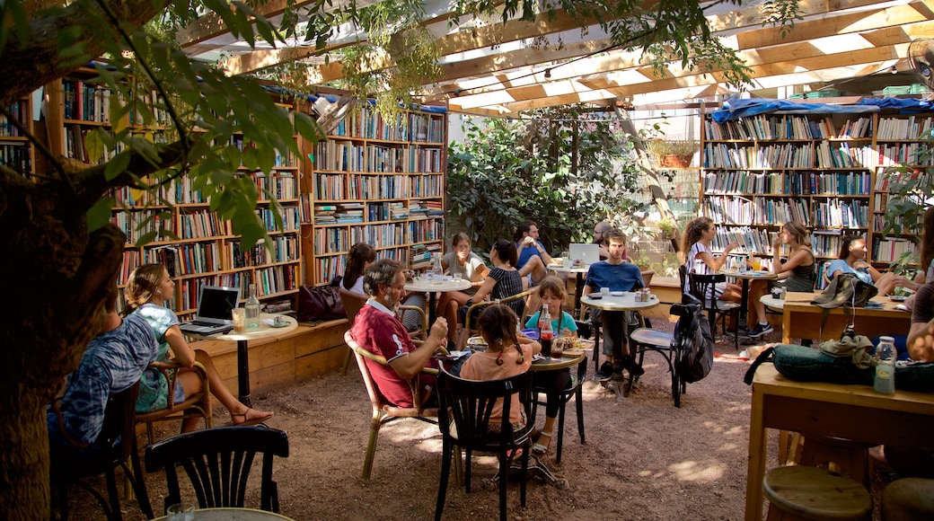 Tel Aviv welches beinhaltet Innenansichten und Café-Lifestyle sowie kleine Menschengruppe