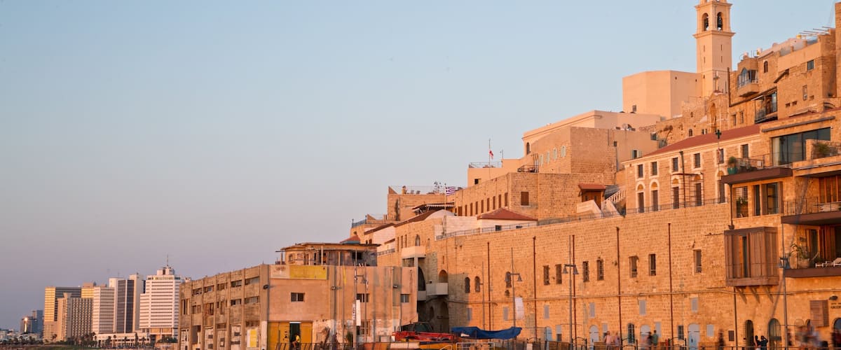 Hafen von Jaffa das einen Sonnenuntergang, Stadt und Fluss oder Bach