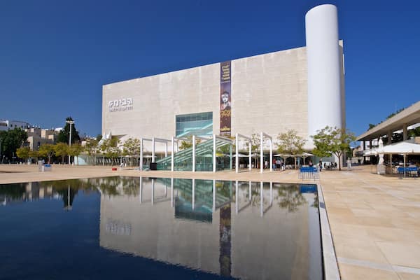 Théùtre Habima mettant en vedette ville et mare