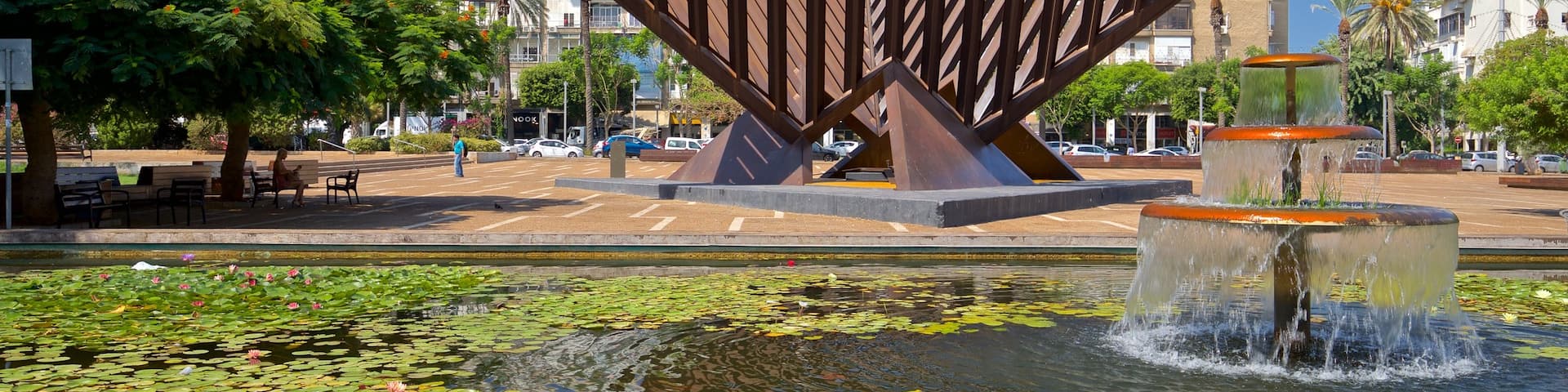 Rabin Square showing a fountain, outdoor art and a pond