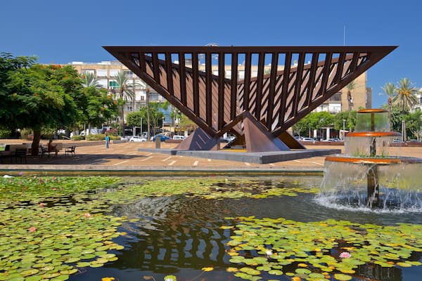 Rabin-torget presenterar en damm, utomhuskonst och en fontÀn