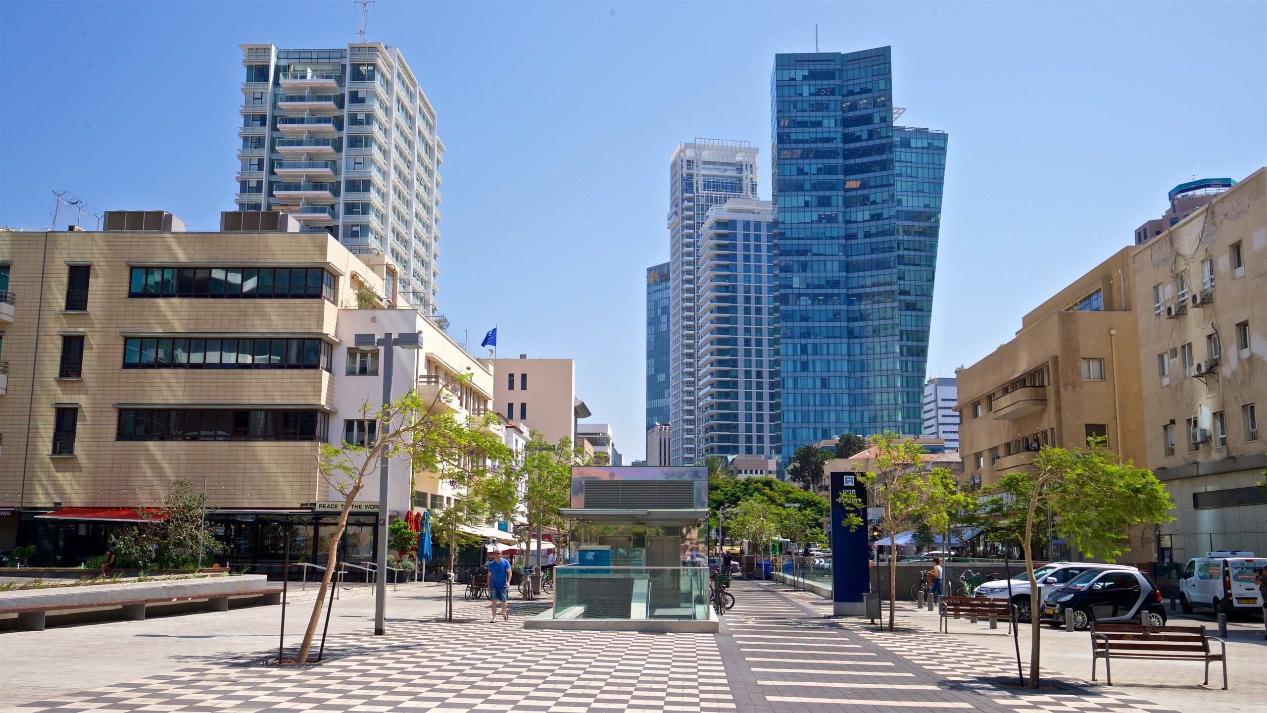 Tel Aviv que incluye una ciudad y un edificio de gran altura