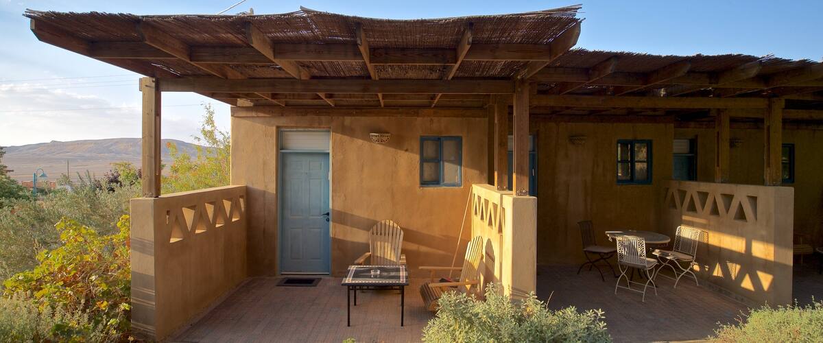 Yahel featuring a house