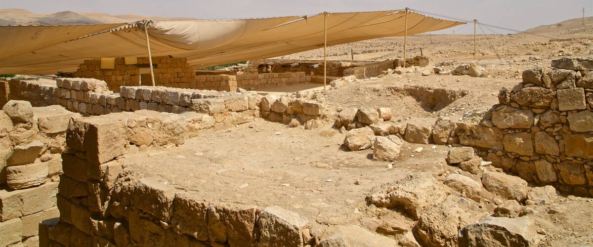 Mamshit National Park which includes building ruins, desert views and heritage elements
