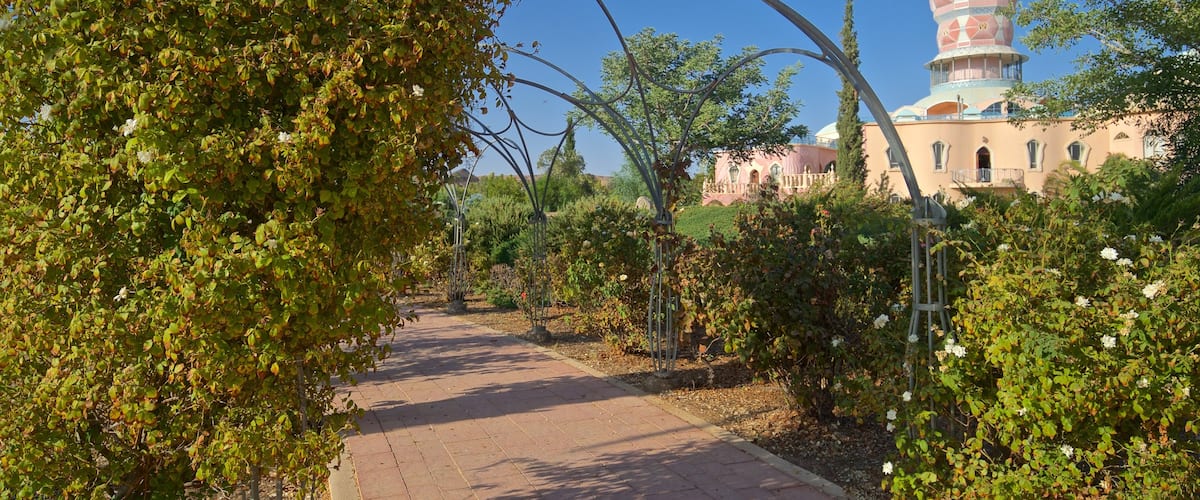 Yahel montrant jardin et patrimoine architectural