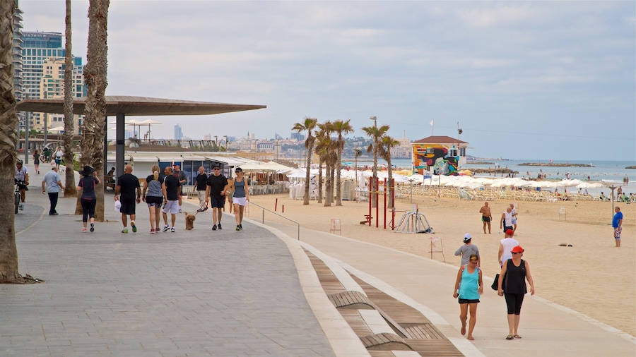 Lahat-Promenade welches beinhaltet Sandstrand, Küstenort und Straßenszenen
