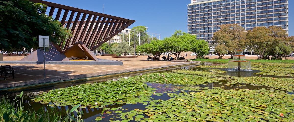Rabin Square showing a pond, a fountain and outdoor art