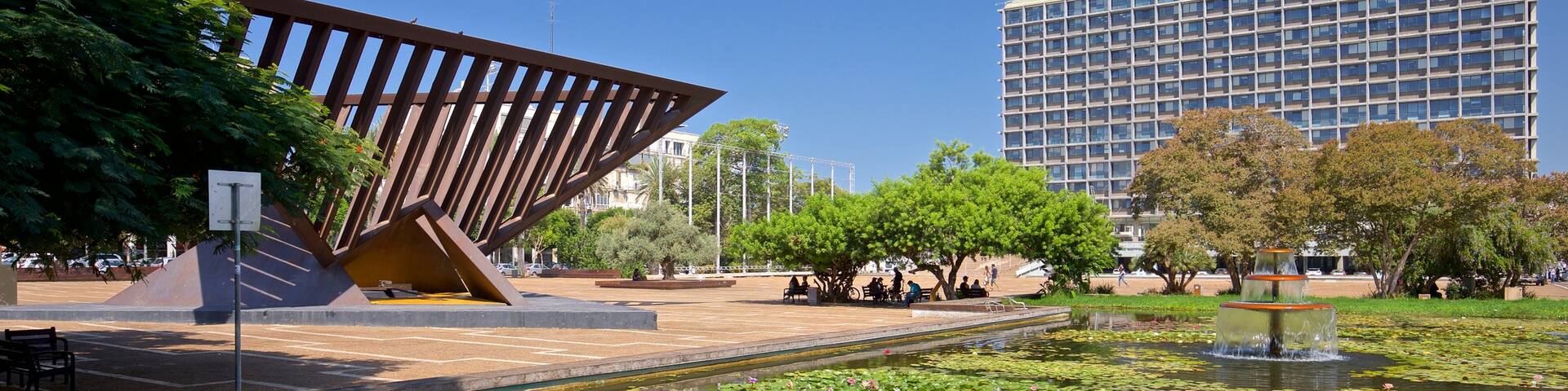 Rabin Square showing a pond, a fountain and outdoor art