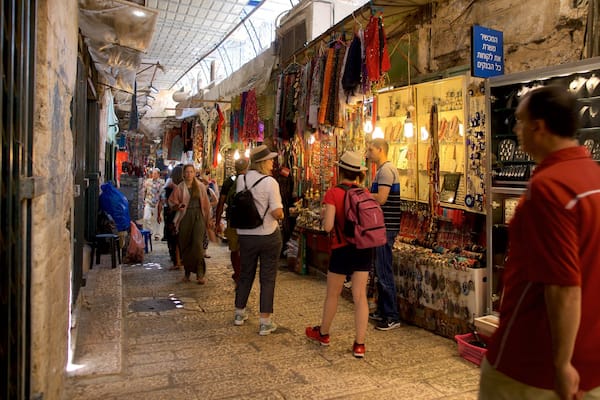 Mahane-Yehuda-Markt das einen Märkte und Straßenszenen sowie kleine Menschengruppe