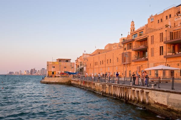 Puerto de Jaffa mostrando vistas generales de la costa, una puesta de sol y una ciudad costera