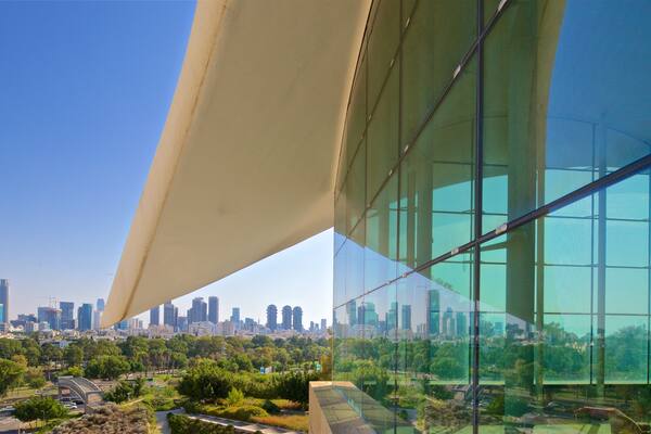 Jitzchak-Rabin-Zentrum welches beinhaltet Stadt und Landschaften