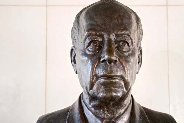 Rabin-monumentet som visar en staty eller skulptur