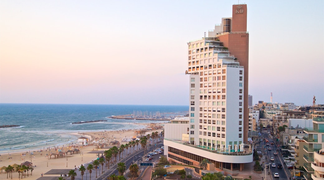 Playa Frishman que incluye una ciudad, vistas de paisajes y vistas generales de la costa