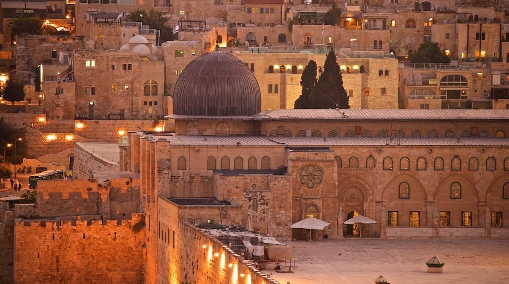 Mezquita de Al-Aqsa mostrando escenas nocturnas, patrimonio de arquitectura y una ciudad