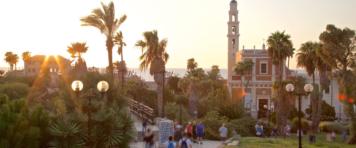 Nhà thờ St. Peter cho thấy hoàng hôn, nhà thờ và công viên