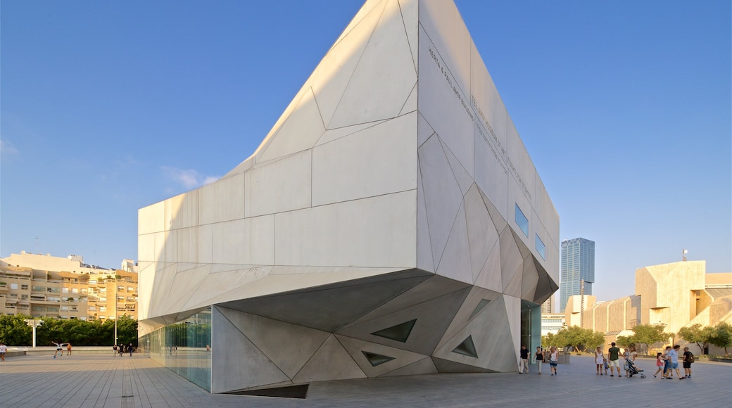 Museo de arte de Tel Aviv mostrando arquitectura moderna y una ciudad y también un pequeño grupo de personas