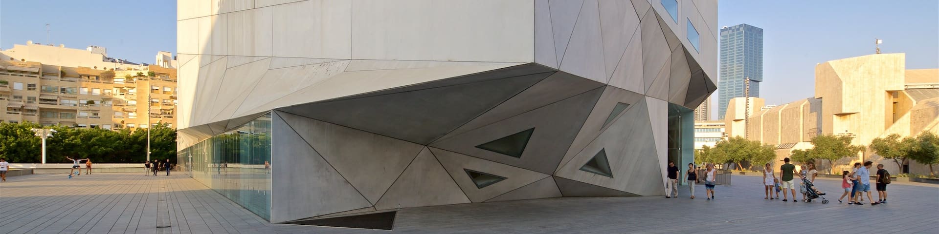 Museo de arte de Tel Aviv mostrando arquitectura moderna y una ciudad y también un pequeño grupo de personas