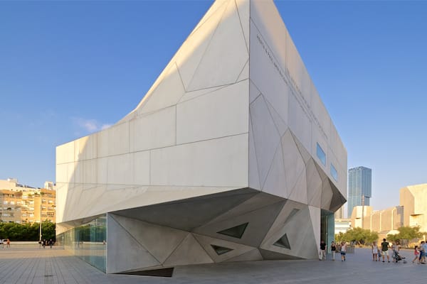 Musée d\'art de Tel Aviv mettant en vedette ville et architecture moderne aussi bien que petit groupe de personnes