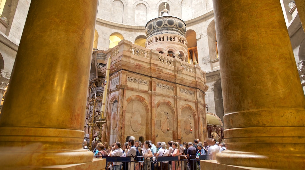 Iglesia del Santo Sepulcro que incluye una iglesia o catedral, elementos del patrimonio y vistas interiores