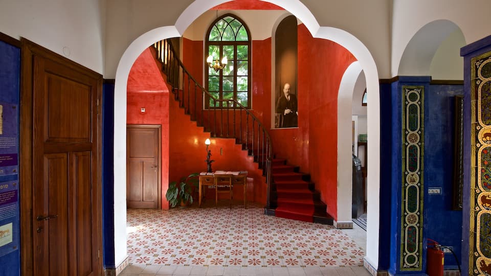 Bialik House showing interior views and a house