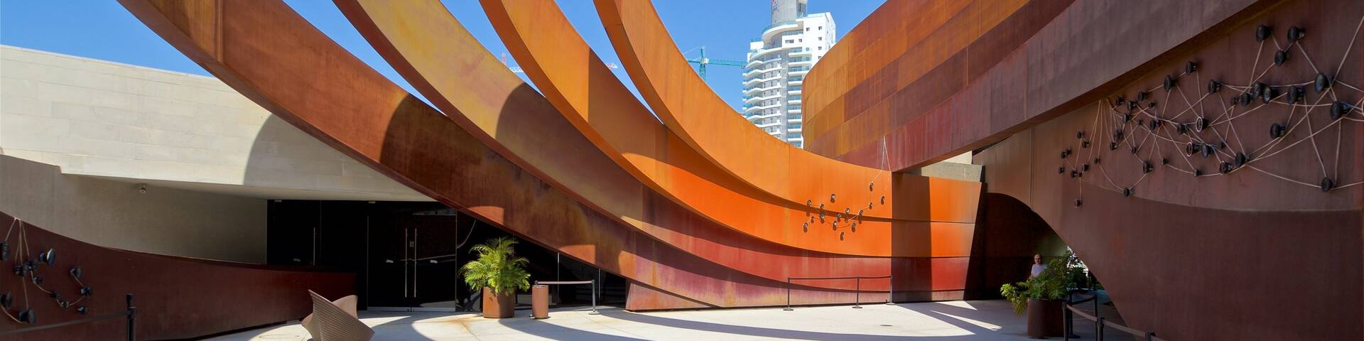 Design Museum Holon which includes modern architecture