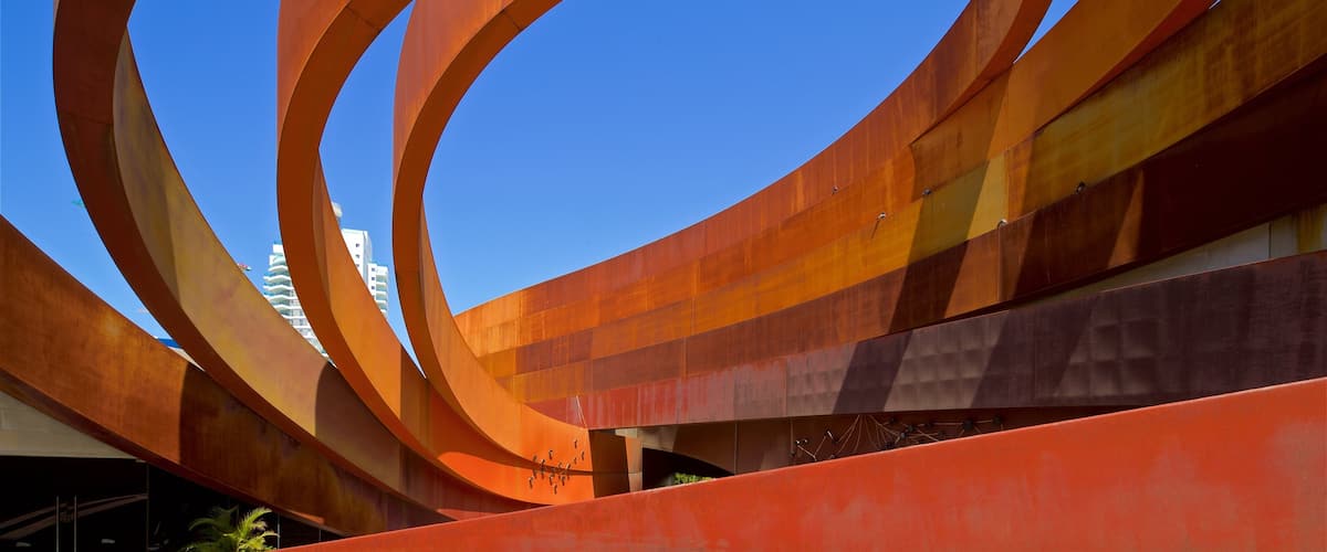 Museo del diseño Holon que incluye arquitectura moderna