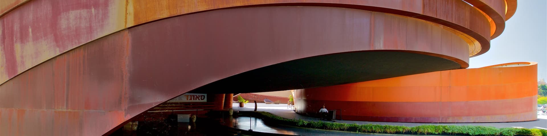 Design Museum Holon which includes modern architecture