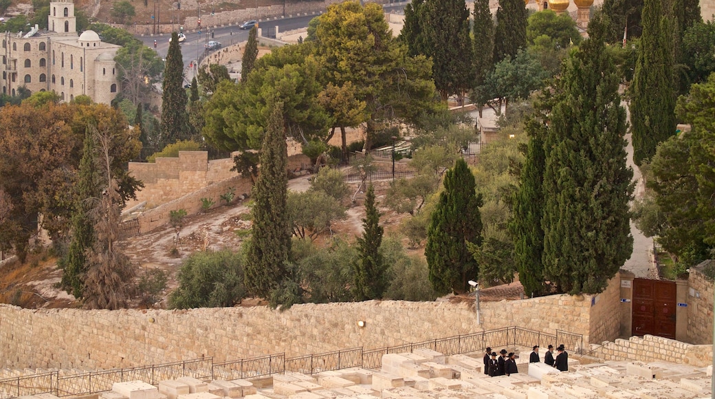 Mount of Olives i tillegg til en liten gruppe med mennesker