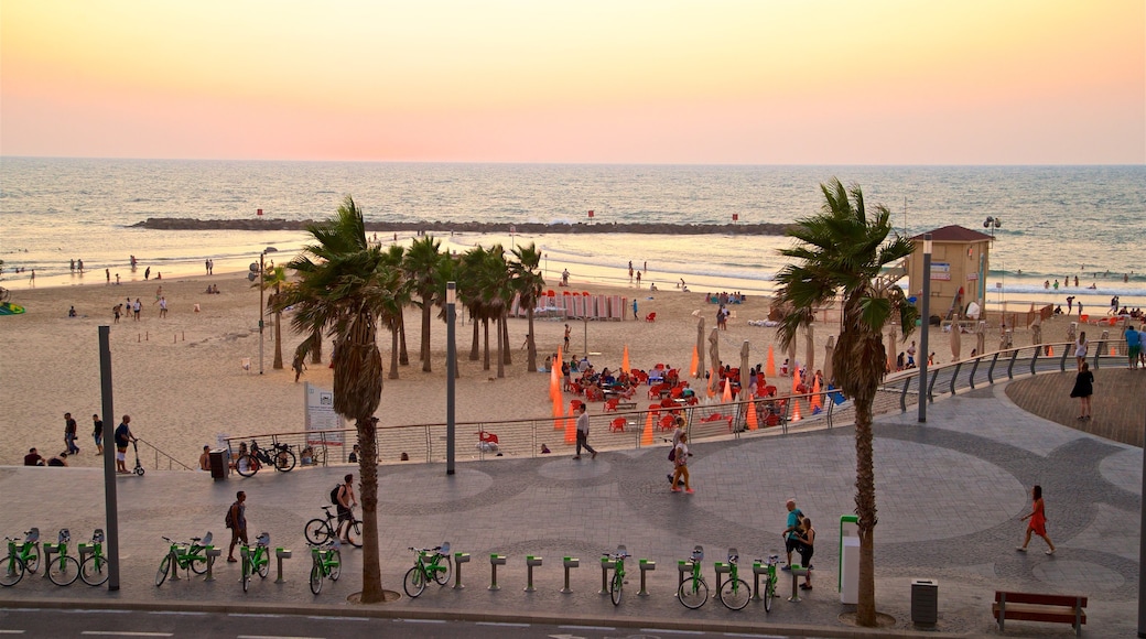 Bugrashov Beach que incluye una puesta de sol, vistas generales de la costa y una playa de arena
