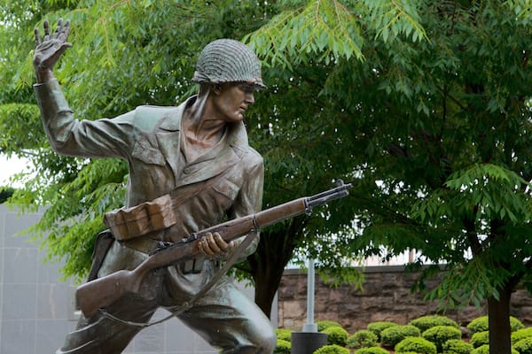 Centre du New Jersey montrant statue ou sculpture et articles militaires
