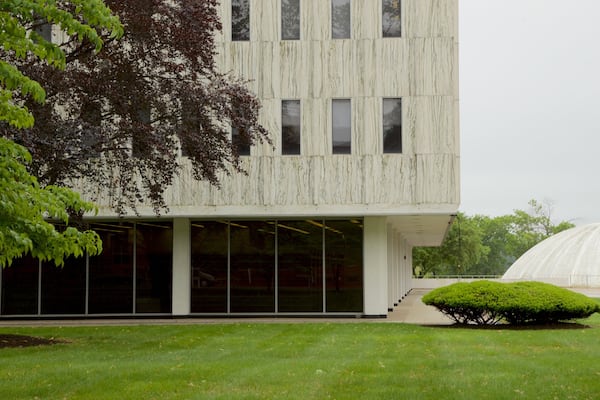 Bibliothèque d\'État du New Jersey mettant en vedette jardin