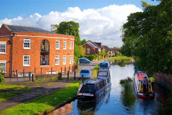 Lymm qui includes navigation, riviĂšre ou ruisseau et petite ville ou village