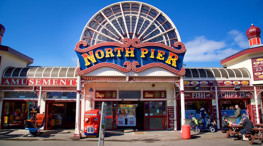 North Pier som inkluderar skyltar