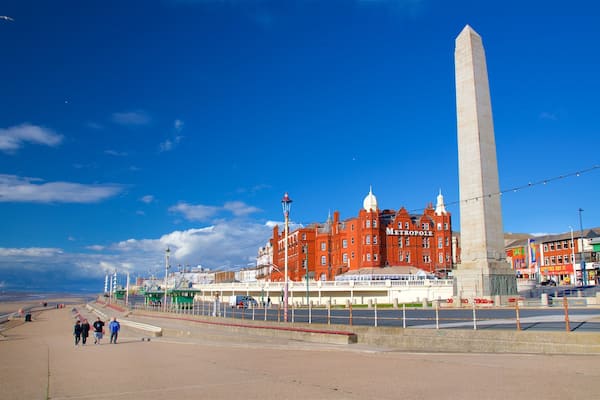 Blackpool North Shore Beach johon kuuluu monumentti sekä pieni ryhmä ihmisiä