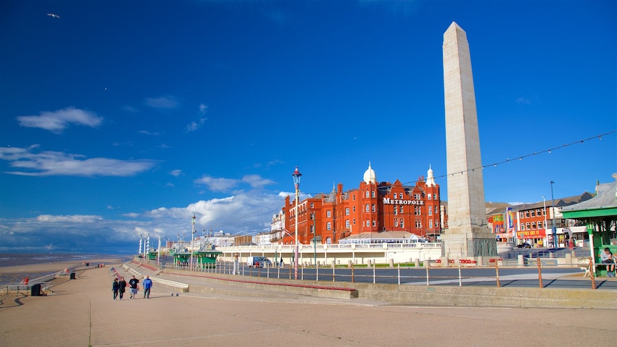 Blackpool North Shore Beach mit einem Monument sowie kleine Menschengruppe