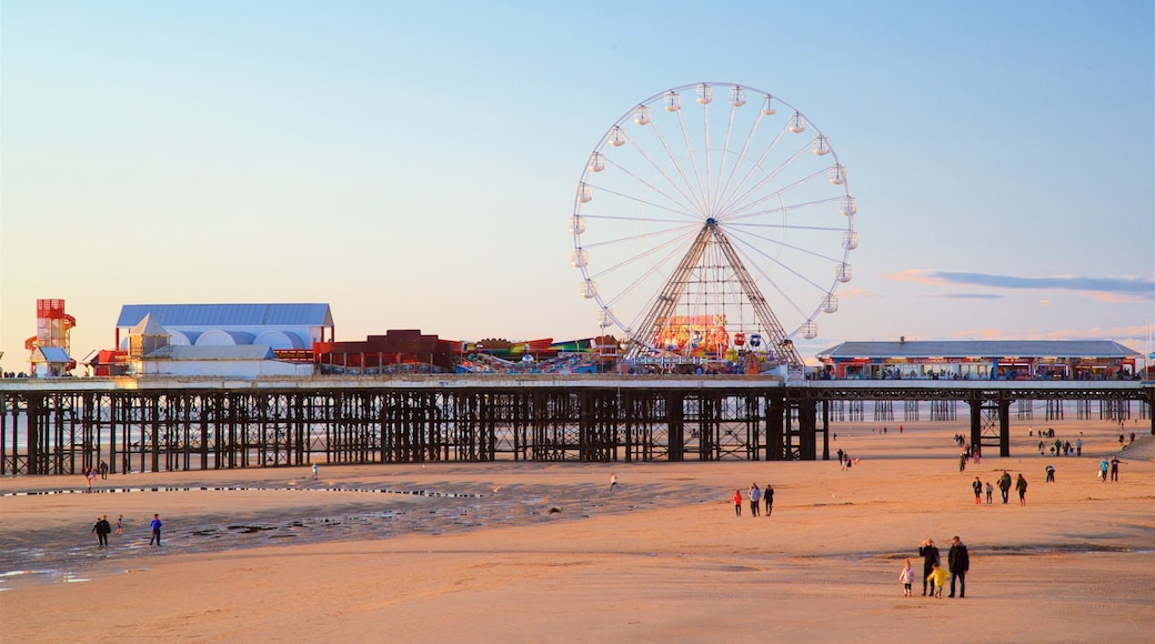 Blackpool Central Pier fasiliteter samt kyst, sandstrand og landskap