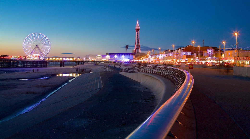 Blackpool Central Pier som viser natteliv, udsigt over kystområde og en kystby