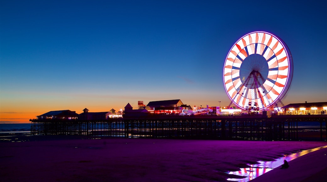 Blackpool Central Pier que inclui cenas noturnas e paisagens litorĂąneas