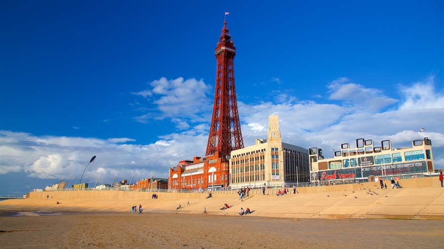Blackpool Tower mostrando una ciudad costera, una playa de arena y vistas generales de la costa