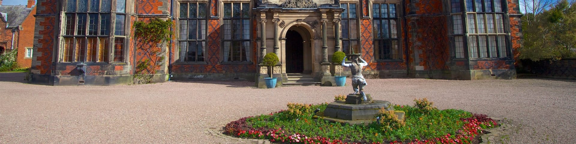Arley Hall mettant en vedette maison, patrimoine architectural et fleurs sauvages