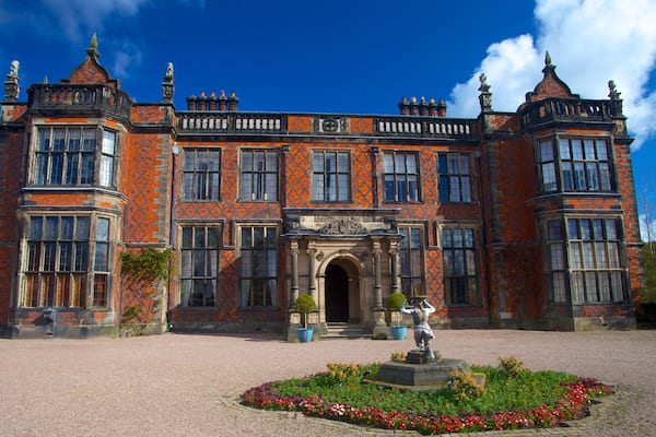 Arley Hall mettant en vedette maison, patrimoine architectural et fleurs sauvages