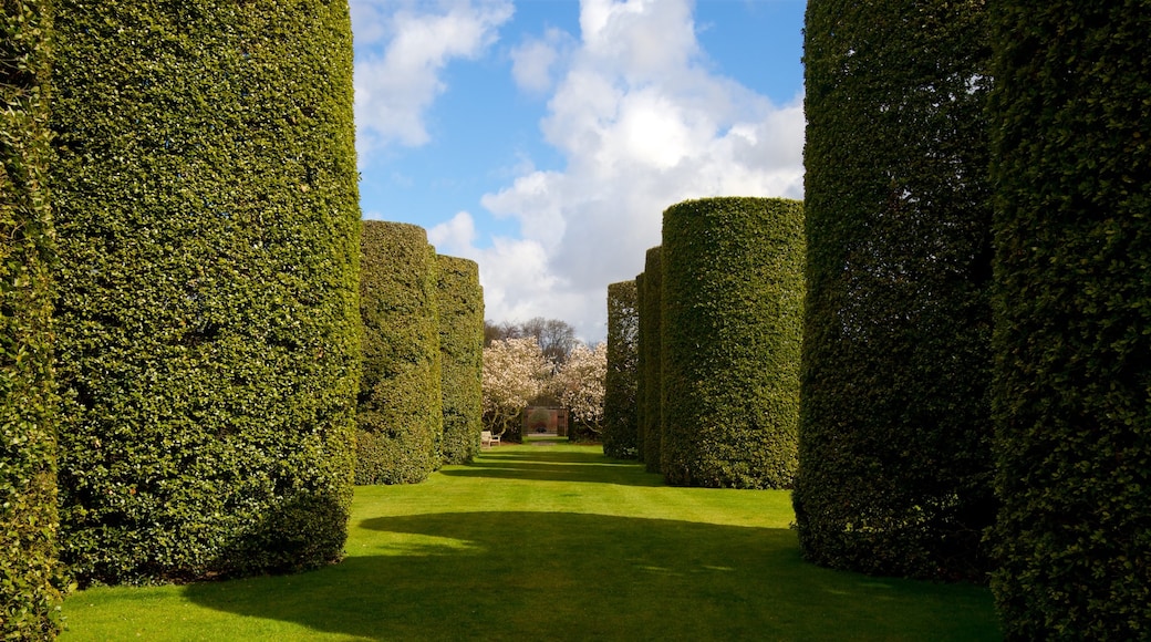 Arley Hall og byder på en park