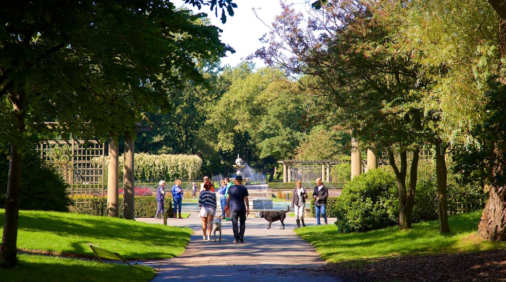 Stanley Park ofreciendo senderismo o caminatas, animales domésticos y un jardín