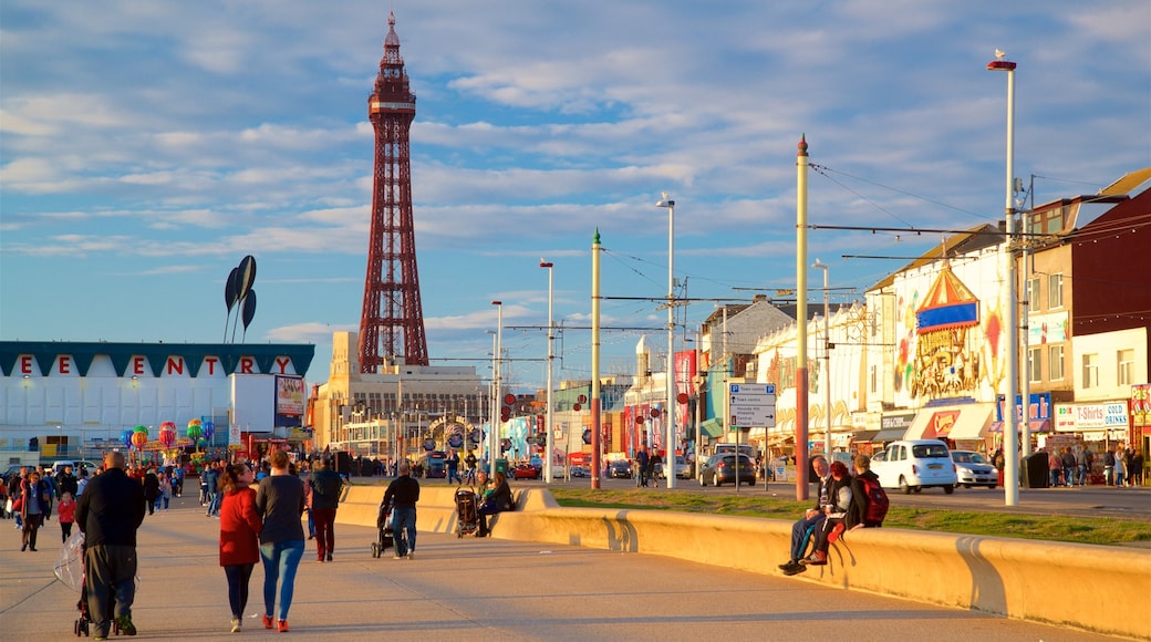 Blackpool Tower assim como um pequeno grupo de pessoas